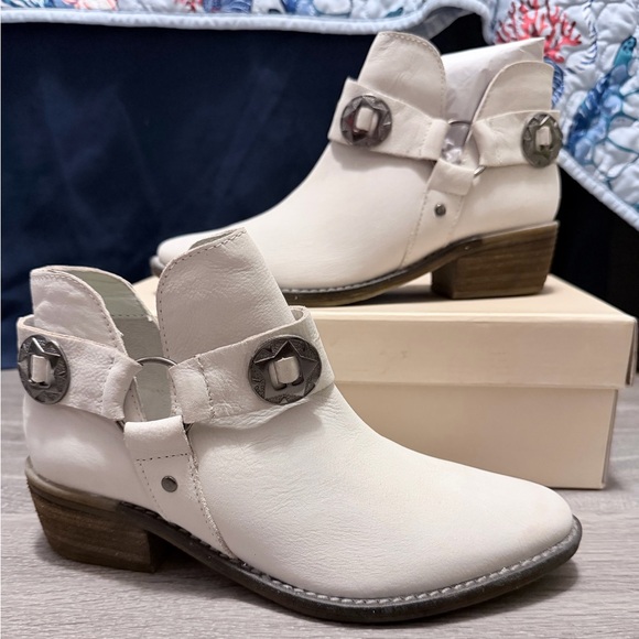 Chinese Laundry Shoes - Chinese Laundry Austin White Buff Leather Western Ankle Boots Size 8